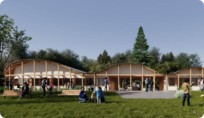 曲線屋根の木造建築と芝生広場で、人々や犬が憩う風景。