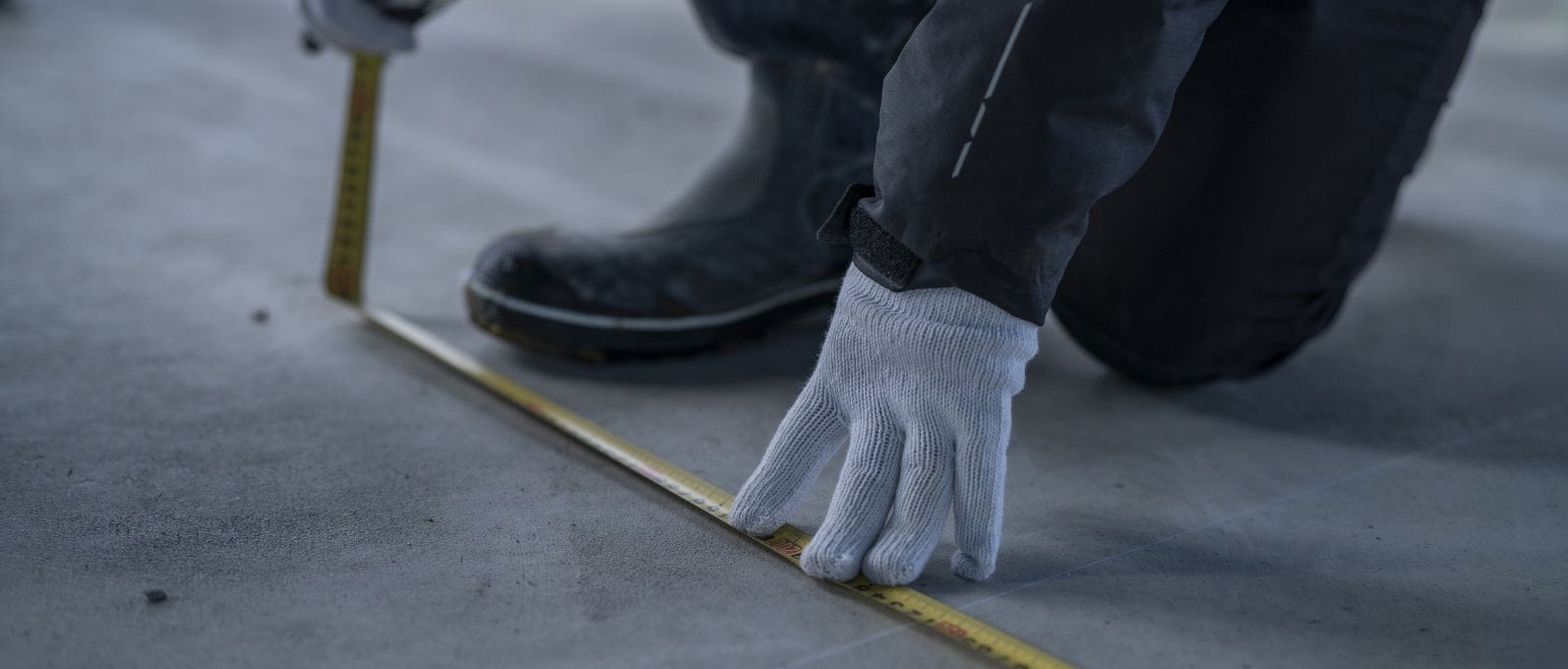 棚に並べられた4つの白いヘルメット。創伸建設のロゴ入り。